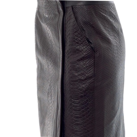 ✨RARE✨ VINCE Snake-Embossed Leather Skirt - Size 6 - Picture 4 of 11